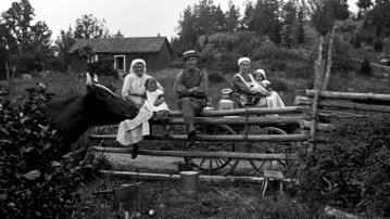 Familj utanför hus