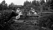 Familj utanför hus