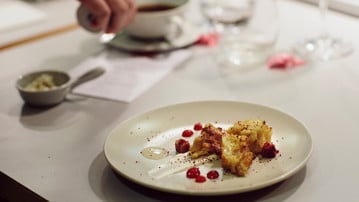 Studenterna på Restauranghögskolans tredje årskurs bjuder in ett antal gäster på en upplevelserik måltid som på olika sätt bryter mot traditionella förväntningar.