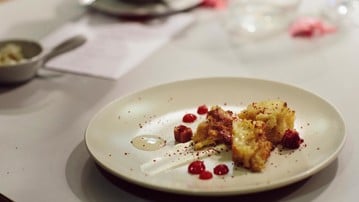 Studenterna på Restauranghögskolans tredje årskurs bjuder in ett antal gäster på en upplevelserik måltid som på olika sätt bryter mot traditionella förväntningar.