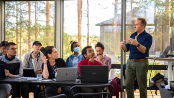 IceLab faculty Eric Libby teaching at the 2024 IceLab Camp in Granö Beckasin
