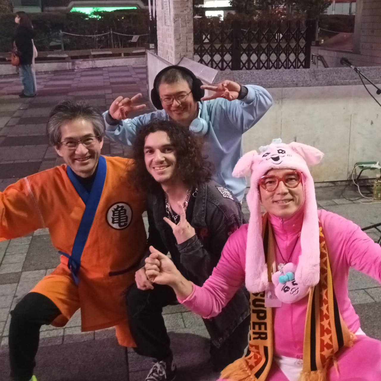 Adel tillsammans med den grupp gatuartister han lärde känna genom frekventa besök i stadsdelen Ikebukuro.