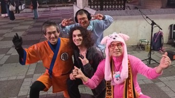 Adel tillsammans med den grupp gatuartister han lärde känna genom frekventa besök i stadsdelen Ikebukuro.