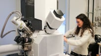 Erin Schexnaydre, staff scientists vid UCEM, visar upp det nya FIB-SEM instrumentet "Aquilos 2". Mikroskopet kan avbilda biologiska prover på nanonivå, samtidigt som provet är nedkylt till -180 grader Celsius. 

Erin Schexnaydre, staff scientists at UCEM, shows the new FIB-SEM instrument "Aquilos 2". The microscope can image biological samples at nanoscales, whilst the sample is kept at freezin -180 degrees Celsius.