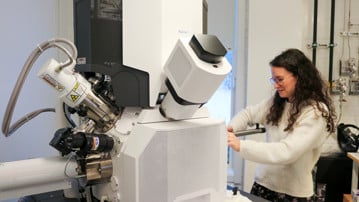 Erin Schexnaydre, staff scientists vid UCEM, visar upp det nya FIB-SEM instrumentet "Aquilos 2". Mikroskopet kan avbilda biologiska prover på nanonivå, samtidigt som provet är nedkylt till -180 grader Celsius. 

Erin Schexnaydre, staff scientists at UCEM, shows the new FIB-SEM instrument "Aquilos 2". The microscope can image biological samples at nanoscales, whilst the sample is kept at freezin -180 degrees Celsius.