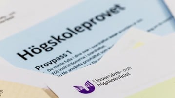 Närbild på högskoleprovet och UHR's logotyp