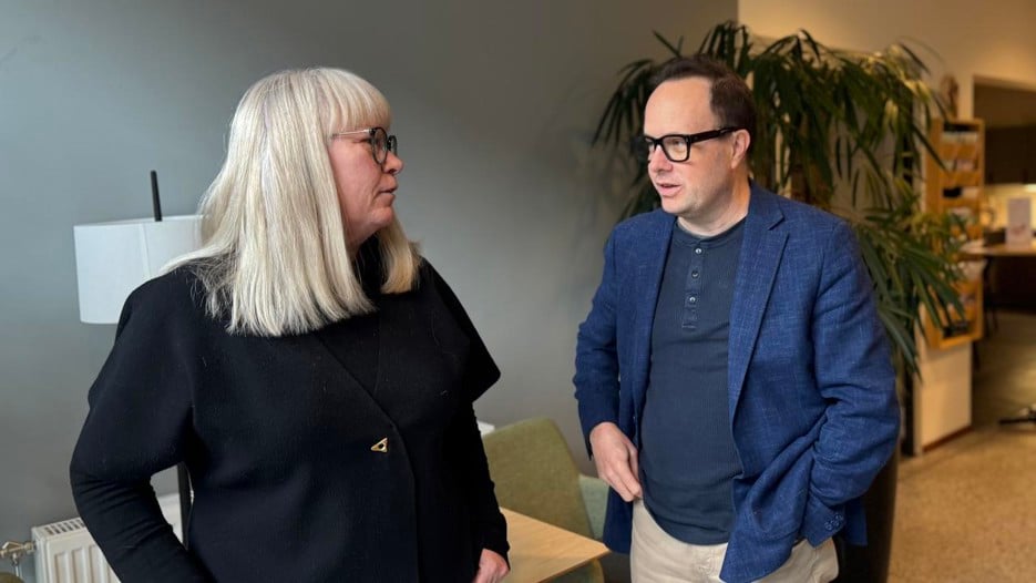 En kvinna och en man pratar