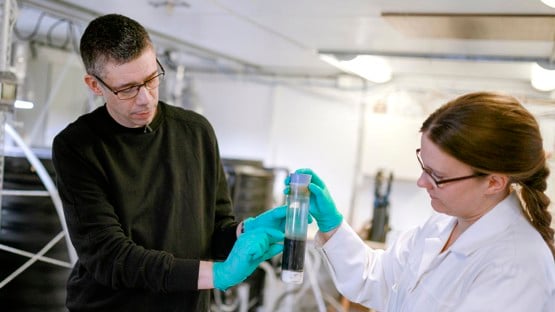 Forskaren Erik Björn tillsammans med laboratorieingenjör Martina Jeuthe vid mesokosmanläggningen på Umeå marina forskningscentrum / Researcher Erik Björn and laboratory engineer Martina Jeuthe in the mesocosm facility at Umeå Marine Sciences Centre <br/><br/><br/>Bild på Erik Björn i labbet till artikeln i Tänk 2017.