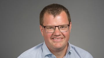 Tobias Svanström, professor vid Handelshögskolan vid Umeå universitet, enheten för Företagsekonomi, Redovisning/finansiering. Han installerades som professor vid Årshögtiden 2018.