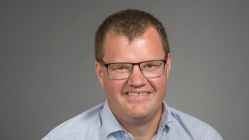 Tobias Svanström, professor vid Handelshögskolan vid Umeå universitet, enheten för Företagsekonomi, Redovisning/finansiering. Han installerades som professor vid Årshögtiden 2018.