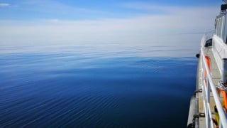 Lugn dag på havet under UMF-expedition med forskningsfartyget Botnica för miljöövervakning av bottenfauna.