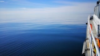 Lugn dag på havet under UMF-expedition med forskningsfartyget Botnica för miljöövervakning av bottenfauna.