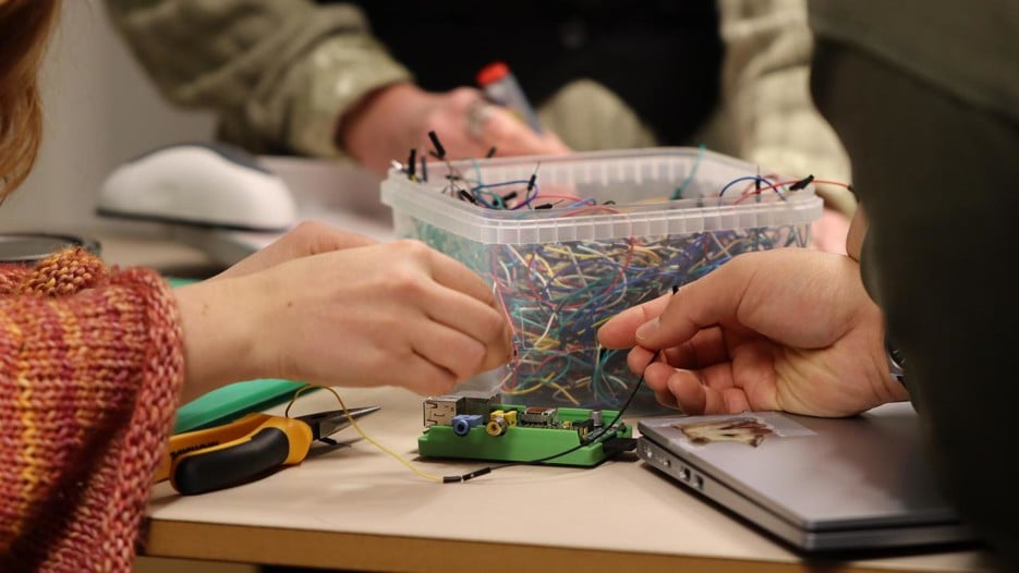 En grupp människor som arbetar med ett projekt i Humlab Makerspace.