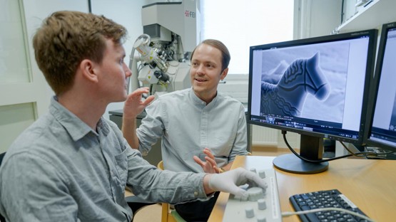 – Erik Olof WikLund, konstnär och examinerande masterstudent vid Konsthögskolan, Umeå universitet
– Nils Hauff, staff scientist, Umeå Centre for Electron Microscopy, Umeå universitet, SciLifeLab