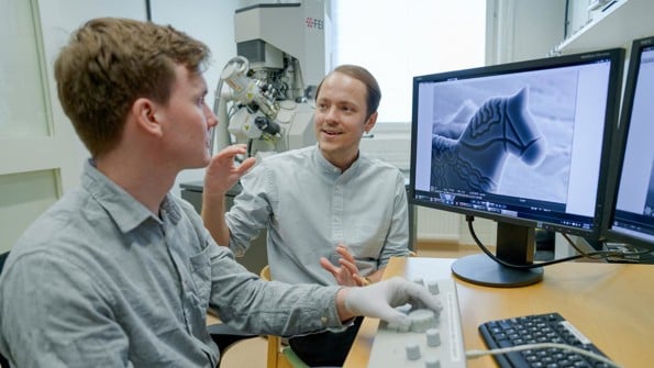 – Erik Olof WikLund, konstnär och examinerande masterstudent vid Konsthögskolan, Umeå universitet
– Nils Hauff, staff scientist, Umeå Centre for Electron Microscopy, Umeå universitet, SciLifeLab