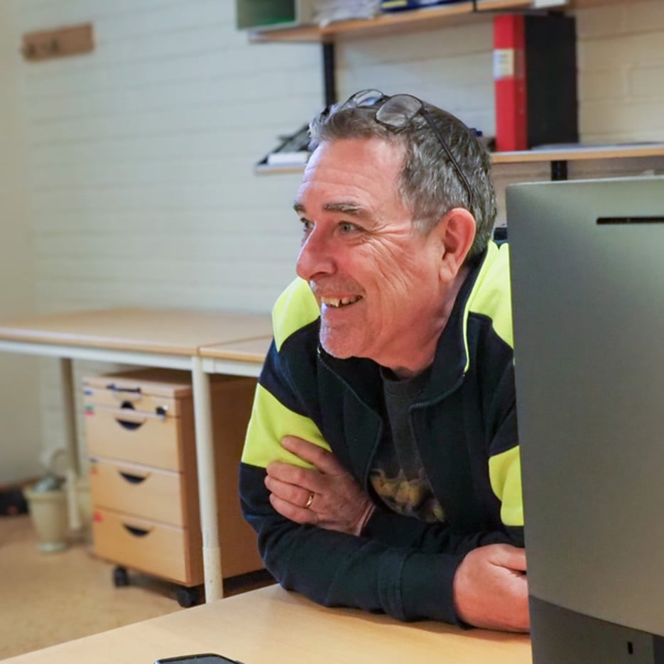 Boris Jonsson vid sitt skrivbord