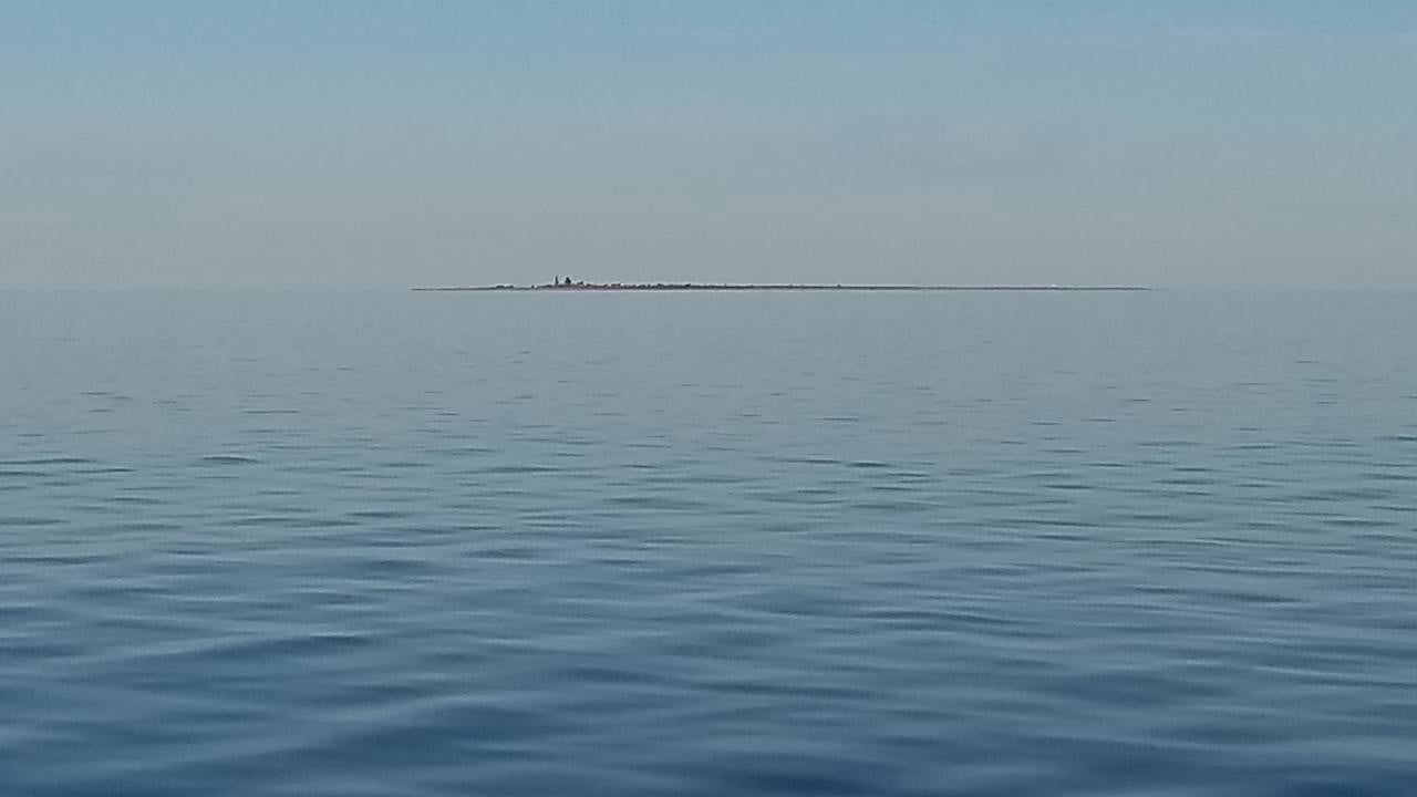 Havet med ö i horisonten. Bild från UMF:s bottenfaunaprovtagning för miljöövervakningen.