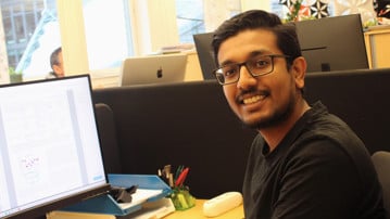 Foto av Aswin Gopakumar vid sin arbetsplats