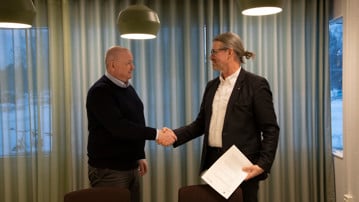 Umeå universitets rektor Hans Adolfsson och Folkuniversitetets stiftelserektor  Martin Höög skriver på avsiktsförklaring om mer samverkan mellan parterna.