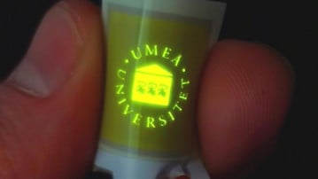 LEC med Universitets logotyp i lysande gulgrönt sken.