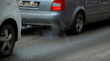 Bilar i kö i stadstrafik.