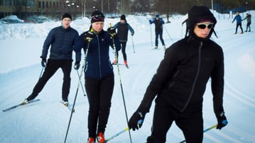 Studenter och medarbetare åker längdskidor under Hälsa på campus