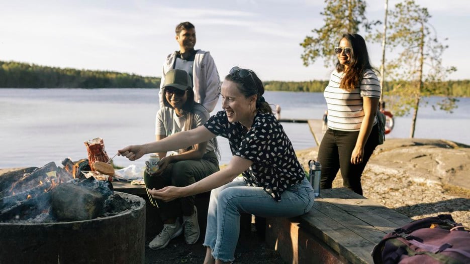 Internationella studenter vid Nydalasjön.