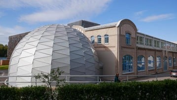 Curiosums fasad med domteatern i förgrunden