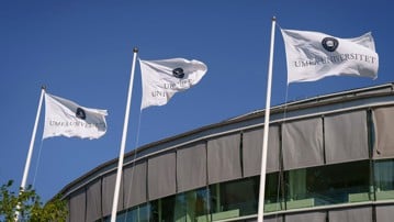 universitets logotyp på flaggor