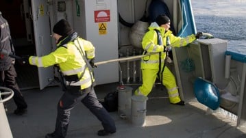 UMF utför provtagning för miljöövervakningsprogram Fria vattenmassan med kustbevakningens fartyg KBV 181. I bild: Martina Jeuthe och Siv Huseby.