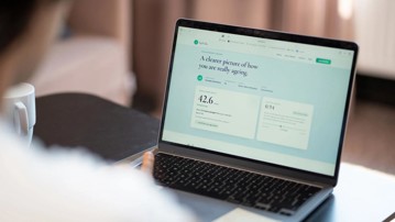 Efter att ha genomfört ett enkelt test hemma får användaren en personlig hälsorapport med information om sin biologiska ålder och vad som kan bidra till fler friska år.