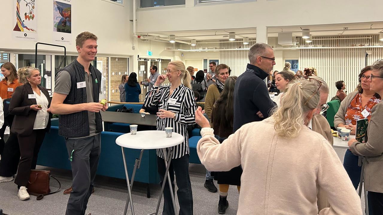Minglande personer under konferensen Social innovation i norr 2025.