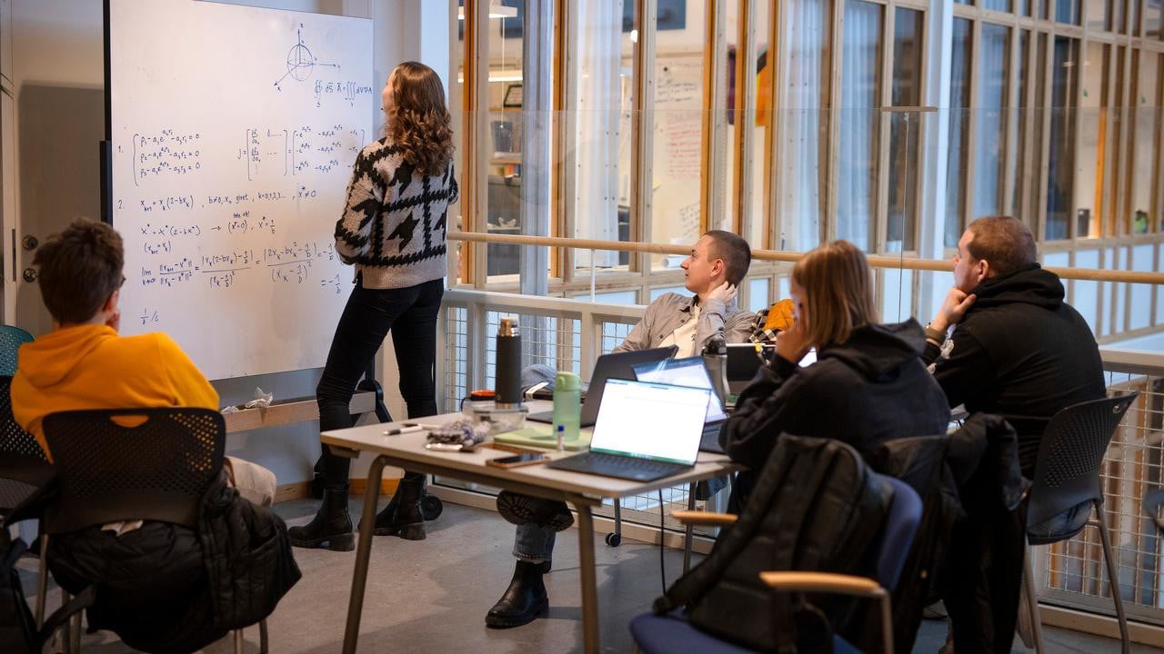 Studenter grupparbetar i MIT-huset