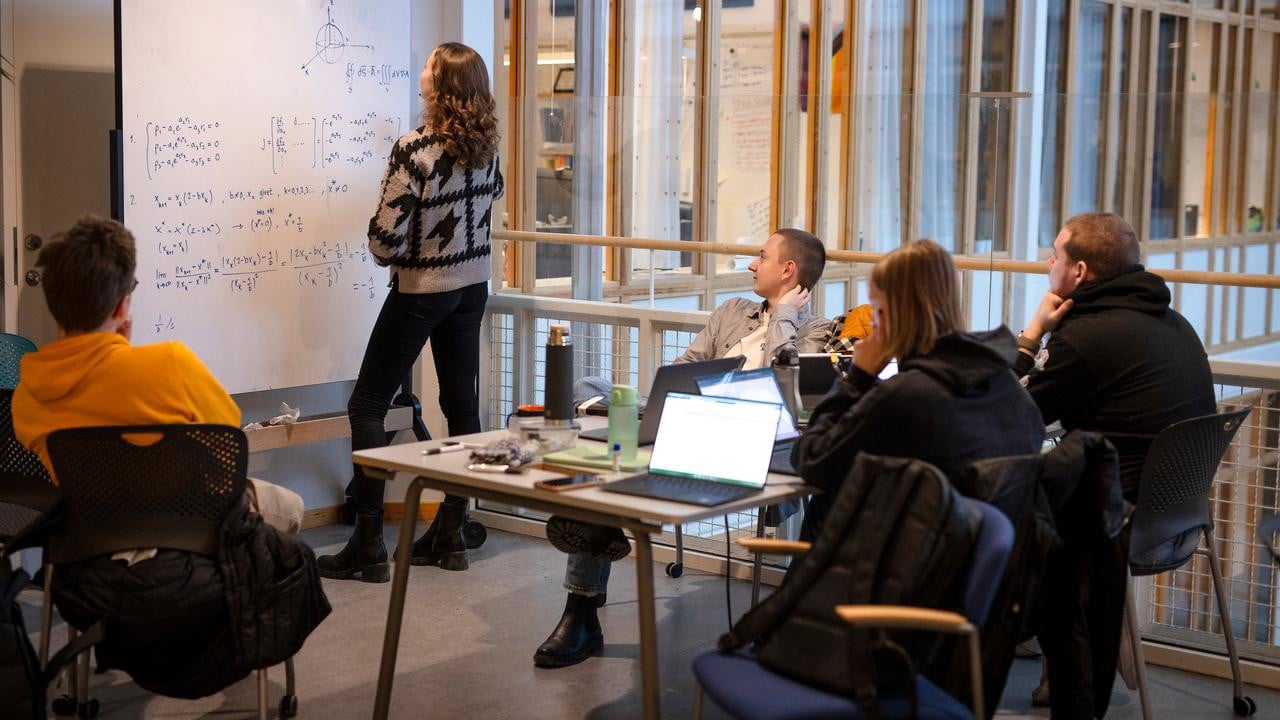 Studenter grupparbetar i MIT-huset