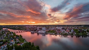 Skyline över Umeå i solnedgång.
