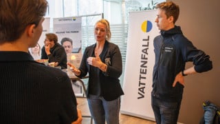 Frida Häggström och Jakob Backman vid Vattenfall Services under minglet med energiteknikstudenter. De studenter som får en plats hos dem kan få testa på allt från konstruktionsuppgifter till att hänga med vid underhållsarbete på elnätet ute i fält.