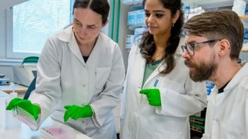 Exciting findings from an antibiotic discovery project with labhead Barbara Sixt and colleague Aakriti Singh and Magnus Ölander, postdoc in the Sixtlab,