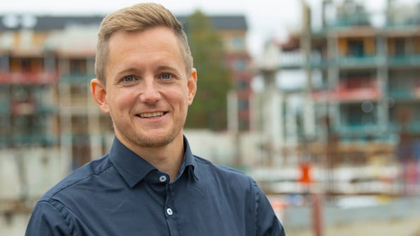 Tillsammans med kollegor omvandlade och utvecklade Henrik Hagman, teknisk doktor i energiteknik vid Umeå universitet, kunskap från forskningsprojekten till en energisparande golvbrunn.