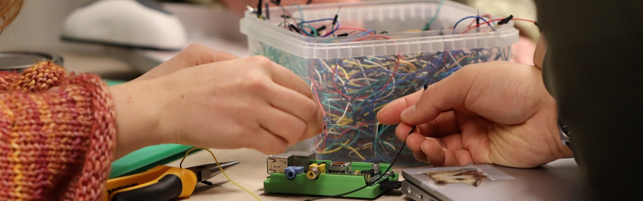 En grupp människor som arbetar med ett projekt i Humlab Makerspace.
