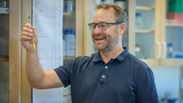 Magnus Wolf-Watz, professor vid Kemiska institutionen. Han installerades som professor vid Årshögtiden 2018.