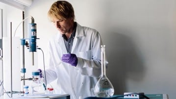 Thomas Wågberg, universitetslektor vid institutionen för fysik. I materialforskningslaboratoriet.