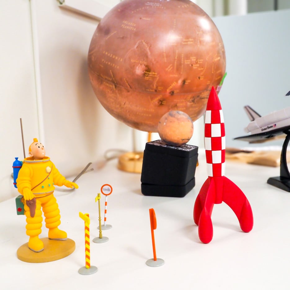 Tintins månraket och Marsgloben tydligt uppställda