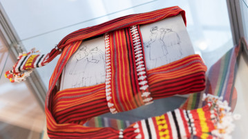 En bok inslagen i textil
