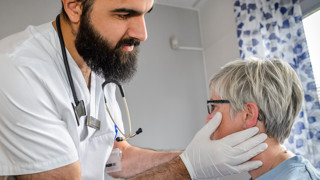 Läkare undersöker patient. Bilden togs ursprungligen för magasinet Tänk 2017 och föreställer Hassan Baqer som var den första som blev godkänd i kunskapsprovet för läkare vid Umeå universitet. Hassan utbildade sig till läkare i USA.