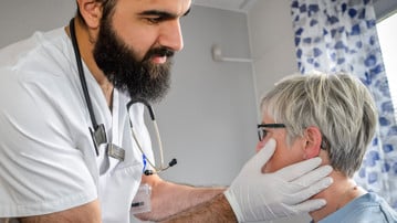 Läkare undersöker patient. Bilden togs ursprungligen för magasinet Tänk 2017 och föreställer Hassan Baqer som var den första som blev godkänd i kunskapsprovet för läkare vid Umeå universitet. Hassan utbildade sig till läkare i USA.