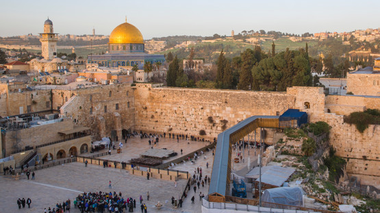 Bild på gamla staden i Jerusalem där klagomuren syns i förgrunden och Klippmoskén bakom.