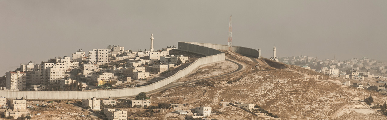 Översiktsbild på Jerusalem där Israels mur löper genom staden.