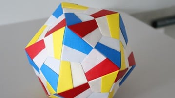 Polyederorigami som ett sätt att utforska geometri genom praktiskt arbete.