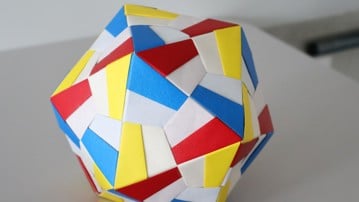 Polyederorigami som ett sätt att utforska geometri genom praktiskt arbete.