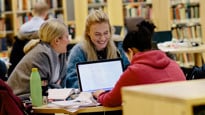 Studenter grupparbetar i UB.